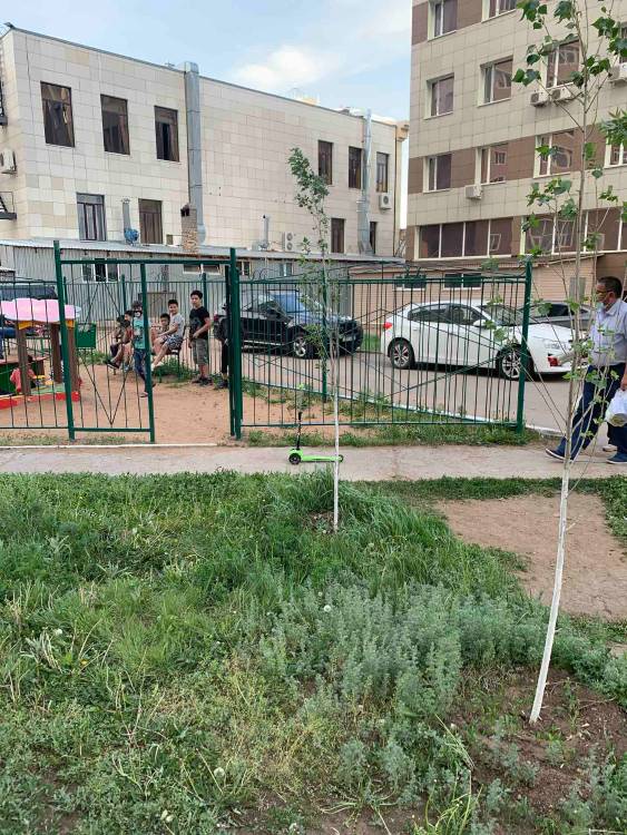 В дополнение к Обращению "SD3292448" добавлено, на соседней детской площадке имеется забор высокий, который делает пребывание детей безопасным на детской площадке

Двор: Сломана детская площадка