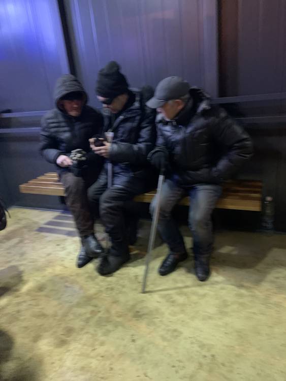 Алкаши сидят в тёплой остановке , остановка Гульжан

Остановки и автобусы: Другая