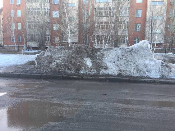 Завалено снежными горами пешеходный проход

Дорога: Снег и гололед на дороге