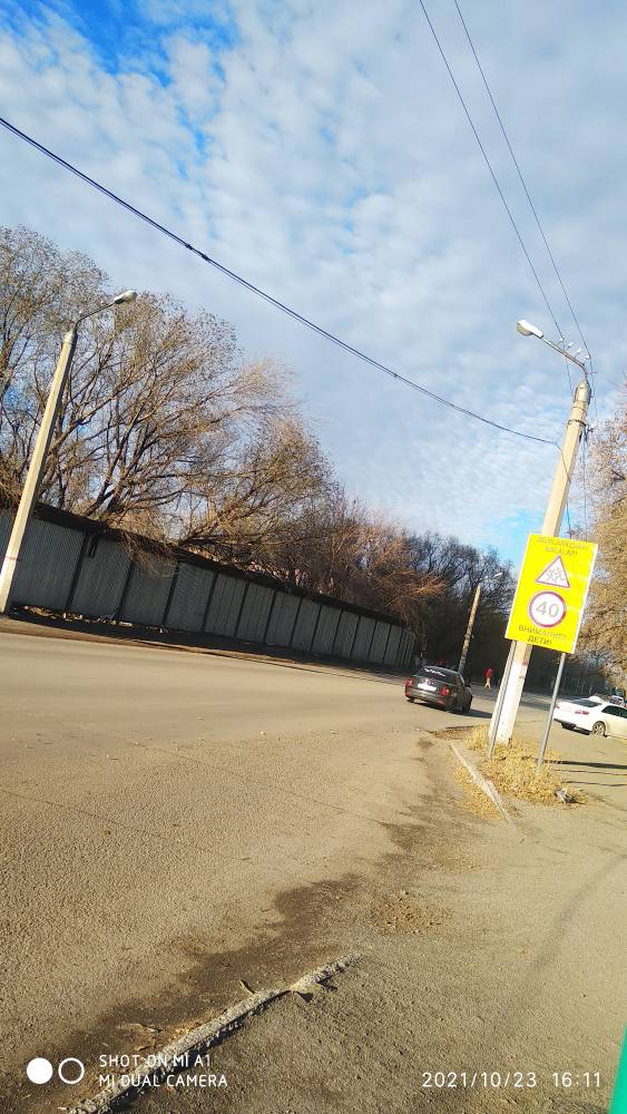 Провисают провода над остановкой по улице Дюсембекова в сторону юго-востока.