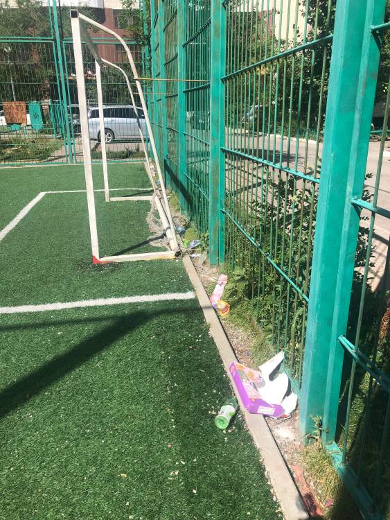 Мусор на детской площадке по улице Сейфуллина,10. Вечно грязно, валяется мусор по всей детской площадке и футбольному полю.
