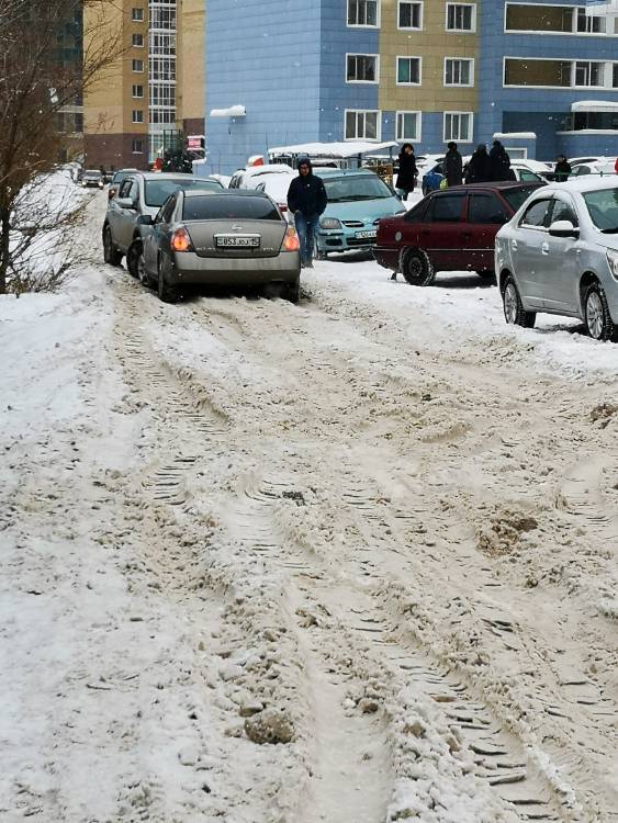 Невозможно ездить, так как снег на этой улице неубирался ниразу как снег пошел

Дорога: неубранная проезжая часть