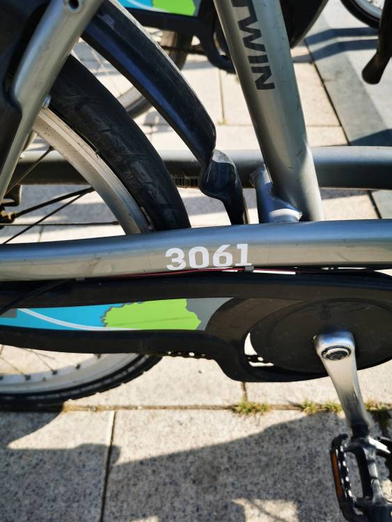 Велосипед 3061 со спущеным колесом

Город