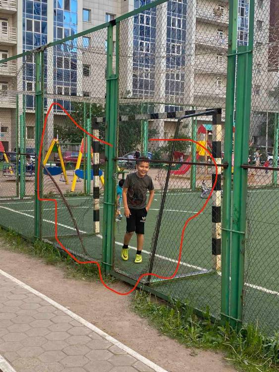 Здравствуйте 
Во дворе дома ЖК «Астана Меруерт» Детская площадка, футбольное поле требует ремонта.

Двор: Сломана детская площадка