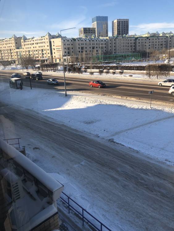 Прошу убрать снег на дополнительной улице Кабанбай батыра от 22 дома до 12 дома. Создалась колея, что создаёт опасность для движения авто.