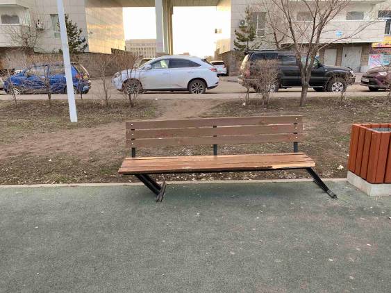 Во время уборки снега погрузчиком были сломаны две скамейки

Двор: Сломана детская площадка