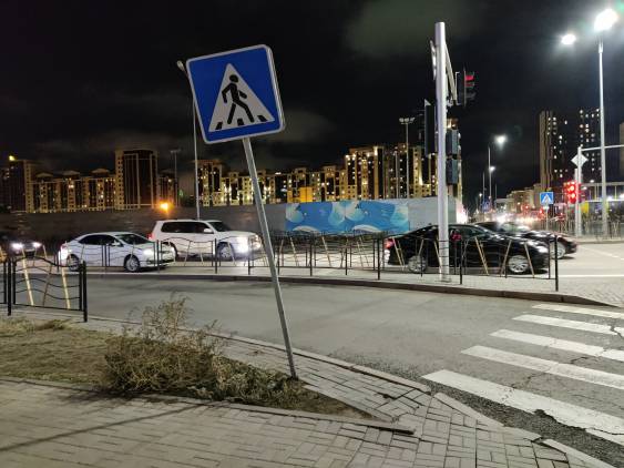 В почти упавшем состоянии находится знак "Пешеходного перехода" на пересечениях улиц Акмешит - Орынбор, со стороны улицы Акмешит. При более сильном ветре может упасть на взрослого или ребенка, так как накренился в сторону тротуара.