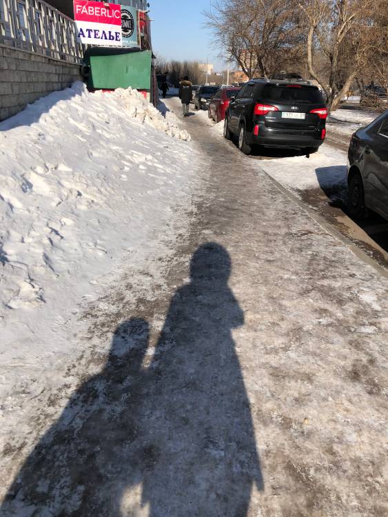 Сембинова 7 за домом парковка и тротуары всё покрыто льдом.Неоднократно падала с маленьким ребёнком на руках.Прошу принять меры.