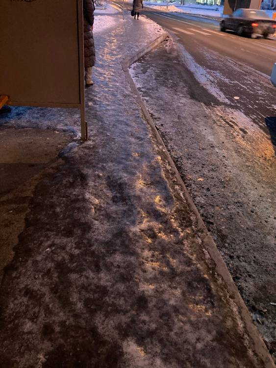 По улице Арнасай в жилом массиве Пригородный тротуары превратились в ледовый каток. Детям сложно в школу ходить по катку. Пожалуйста, решите вопрос. 