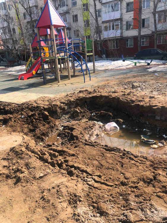 производились работы с канализацией, работники оставили в таком состоянии детскую площадку

Двор: Сломана детская площадка