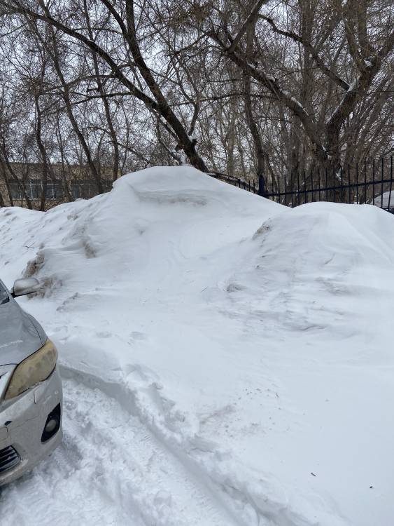 Гора снега уже как месяц + выпал ещё снег , прошу убраться

Двор: Снег и гололед во дворе