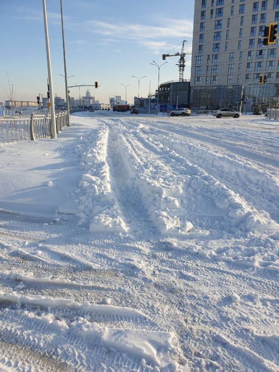 На улице ЕК-32 тротуары не отчистили от снега, очень тяжело пройти с коляской(санками), и дорога не почищена. Может есть какая то возможность чистить хотя бы тротуар?