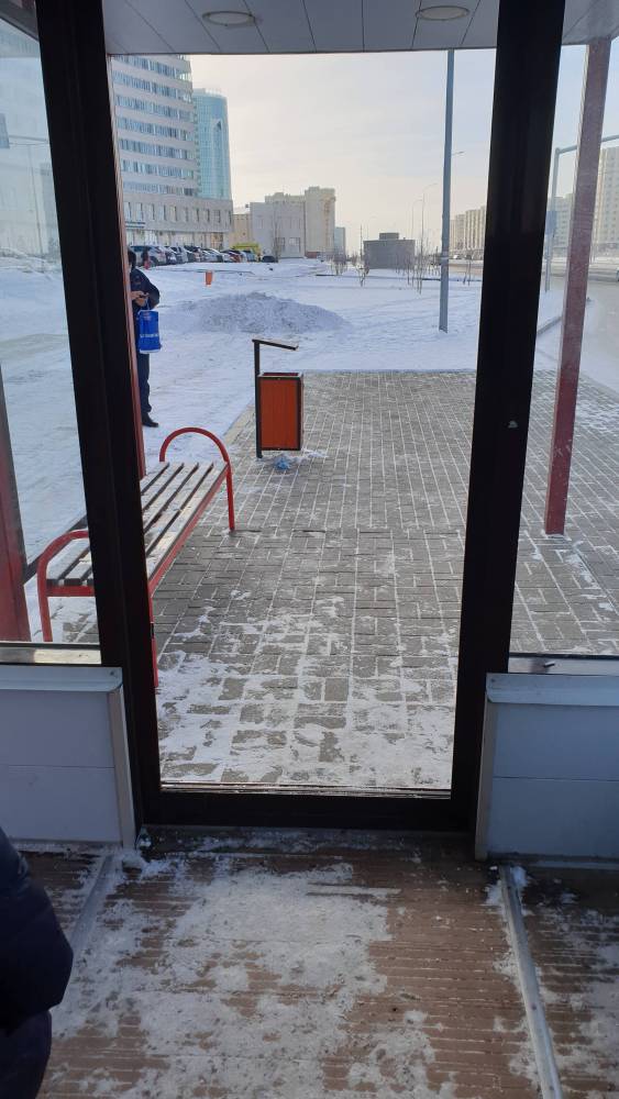 Тёплая остановка улица Чингиза Айтматова. Дверь сломана. Холодно внутри снег и грязно. Кондиционеры не работают.

Остановки и автобусы