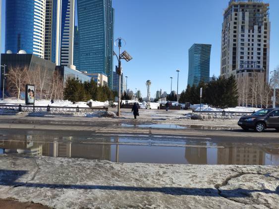 Необходимо очистить от снега и откачать воду, так как пересечь этот пешеходный переход невозможно

Дорога