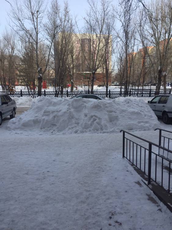 Парковка! не убран снег по всей линии парковки

Город: Неубранная городская территория