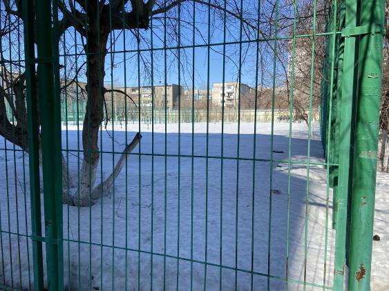 Уборка снега школы 10 на территории школы очень много снега нужно срочно вывезти

Двор: Снег и гололед во дворе