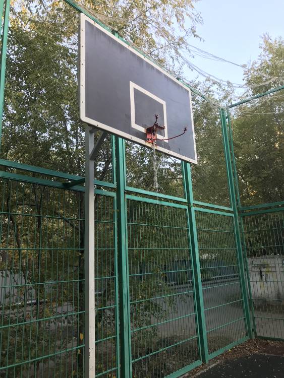Сломаны кольца на баскетбольной площадке (сзади дома Габдуллина 1)