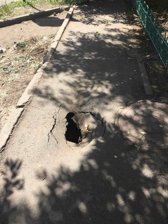 глубокая яма на тротуаре

Город: Разрушение плитки/асфальта