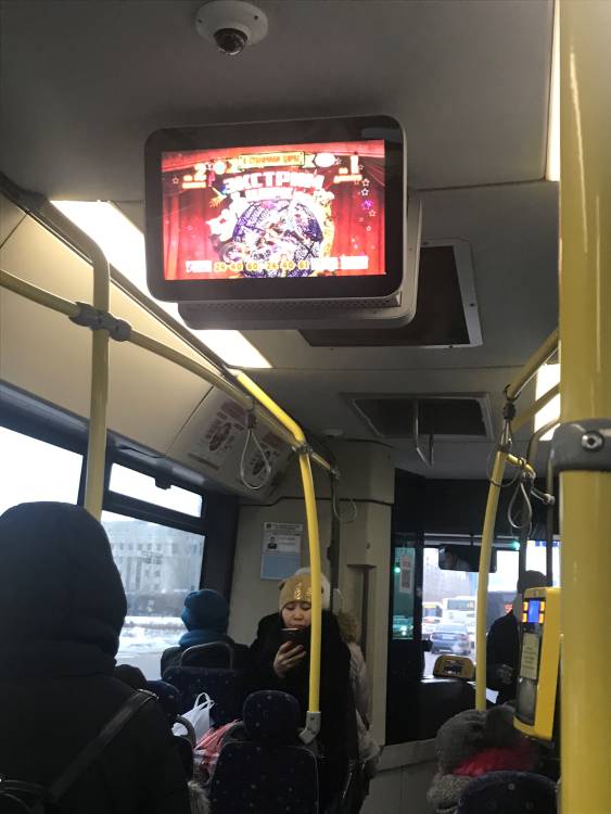Почему в день национального траура в общественных автобусах идёт развлекательная и прочая реклама на дисплеях. Фото с маршрута 52.