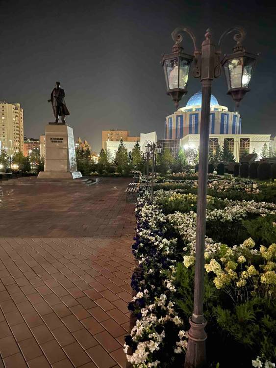 Почему вечером не горят фонари в сквере рядом с музеем по ул.Бараева? (указала на карте) для чего их поставили? Видимо просто для галочки.

Город: Другая