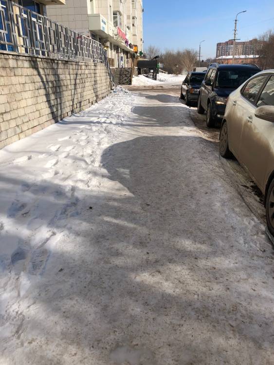 Жк Хан тенгри сембинова 7 не производится уборка снега.Невозможно ходить,неоднократно падаем с маленьким ребёнком .