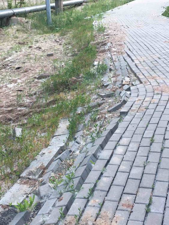 После ремонта труб, тротуар находится в ужасном состоянии

Двор: Ямы и ухабы