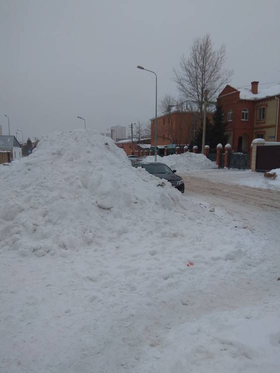 Не вывозят снег. Гора снега на тротуаре. Напротив дома 25 по ул.Манатау, невозможно проехать. 