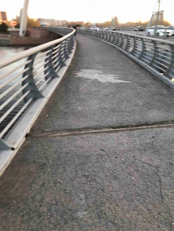 Прошу положить ровное покрытие на мосту Караоткель с пешеходных 2 сторон, на фото видно какие ямы и трещины уже образовались там, пора обновить покрытие

Дорога: Некачественная укладка плитки на тротуаре