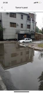 Затопило Въезд во двор по улице Бараева 9. Рядом с кафе «понаехали» . Вода никуда не уходит. 