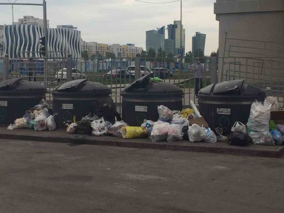 Здравствуйте мусорка по Туркестан 10 всегда полная и по долгу времени не забирают мусор,из за ветра мусор разносится по всей улице . А ещё почему то забрали контейнер для отходов куда выбрасывали пластик.

Другое