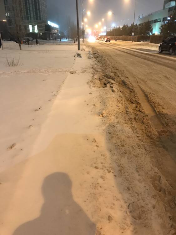 На краю проезжей части не утра снег, что мешает парковке автомобилей и пешеходам.

Дорога: Снег и гололед на дороге