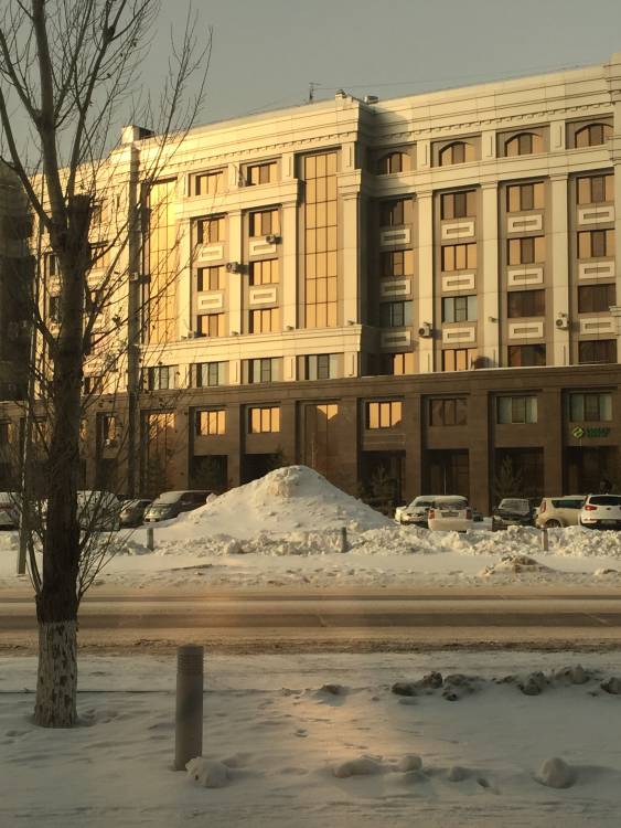 На парковке возле ЖК Жансая уже две недели лежит огромная гора снега. Занимает пять парковочных мест. На парковке всегда много машин, снег занимает полезную площадь