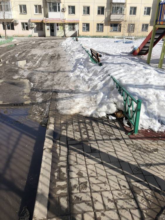 Пожалуйста можно отчистить детскую площадку , не чистили ни разу с тех пор как выпал снег . Тротуары тоже все в снегу .

Двор: Снег и гололед во дворе