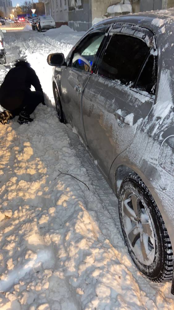 Утром 4 машины застряли , не могли двинуться . Очень много снега а под снегом лёд

Двор: Снег и гололед во дворе