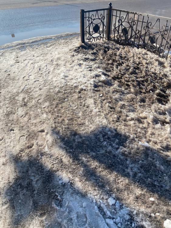 Прошу убрать и очистить пешеходные тротуары от снега, жижи и воды. Азербаева 6/5, 6/4 вдоль школы 74. Также По улице Жумабаева, между улицами Кошкарбаева и А 98 по обе стороны дороги. 