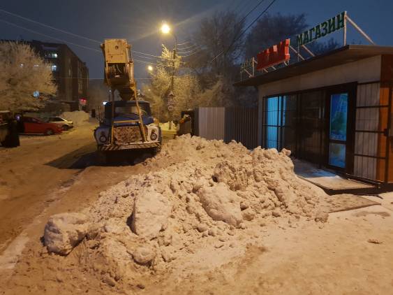 Коммунальные службы вывалили снег перед продуктовым магазином по улице Турайгырова, точный адрес ул. Богенбай батыра, 54. Прошу разобраться!