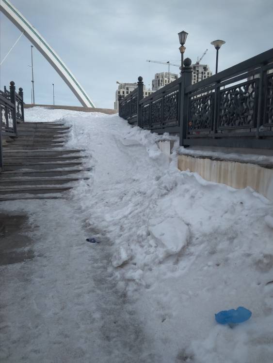 Лестницы на мосту через Есиль все в снегу. А люди там уже ходят достаточно. Пожалуйста, почистите все подходы у моста. Спасибо!

Город