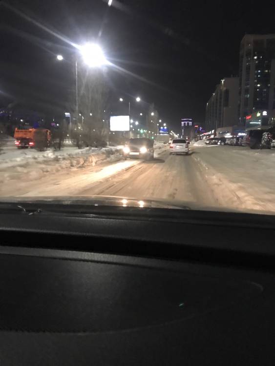 неубран снег на дороге вдоль сарайшык 7. машины еле разъезжаются

Дорога: Неубранная проезжая часть
