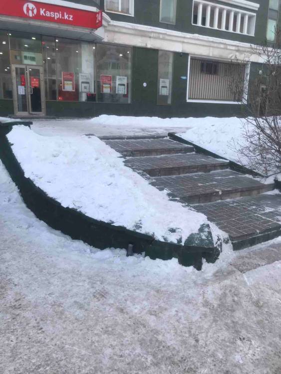 Гололедица, люди падают

Двор: Снег и гололед во дворе