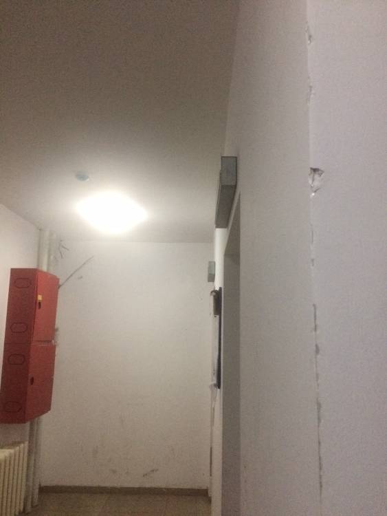 Информаторы лифта на первом этаже 5-подъезда ЖК Жагалау-4 (ул Е-11, д 6/1) установлены застройщиком (ТОО "АСИ", подрядчик ТОО "ТЦЖ-3") установлены неправильно - не на уровне стены, а выступает (выпирает) из стены. Прошу привести в нормальный вид.