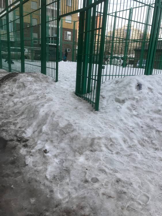 Во дворе на детской площадке по улице Асан Кайгы 8 всю зиму не чистили снег, снег на уровне лавочек. Двор не на солнечной стороне. К окончанию карантина в лучшем случае будут огромные лужи. Обращались несколько раз в КСК, прочистили пару дорожек и все.