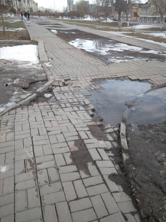 Тротуар вдоль проспекта Кабанбай батыра возле дома номер 13 вот а таком ужасном состоянии. Пришла весна и всё начало проваливаться. Можно ли это исправить? Спасибо!

Город