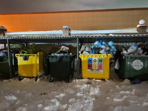 Здравствуйте, мусорные контейнеры сильно переполнены, пересечение Мангилик ел Улы дала, сзади ЖК Алтын Арна и гаражей

Другое
