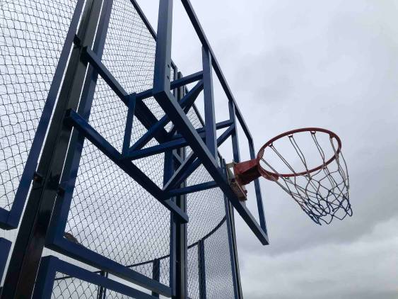 Отсутствует стенка баскетбольного кольца во дворе ЖК “Dream city”, ее сломали, а новую не поставили.

Двор: Сломана детская площадка