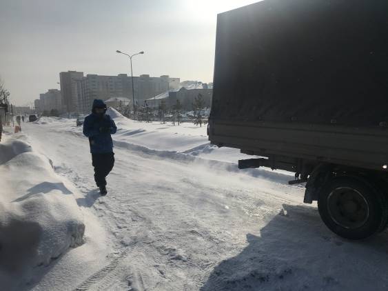 Не убирают снег начала 
января машины уже ездят по тротуару  в январе обещали убрать в течении месяца крайний срок до 17 февраля так никто не убрал ничего невозможно проехать