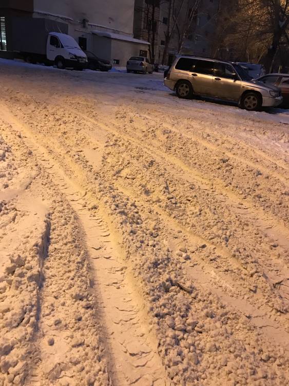 Добрый вечер. Уберите пожалуйста снег во дворе дома по ул.Бараева 3 и на подъезжающей дороге к данному дому. Коляска утопает в снегу, не проехать и не пройти.