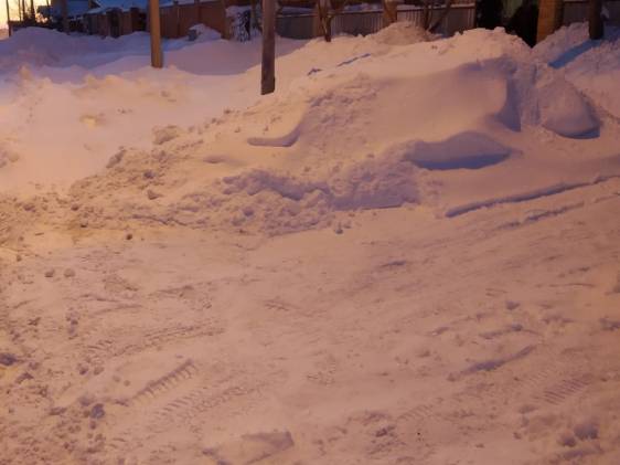 Просим почистить снег по улице Акбокен ,невозможно ездить особенно на легковой машине. Горы снега лежит

Дорога: Снег и гололед на дороге