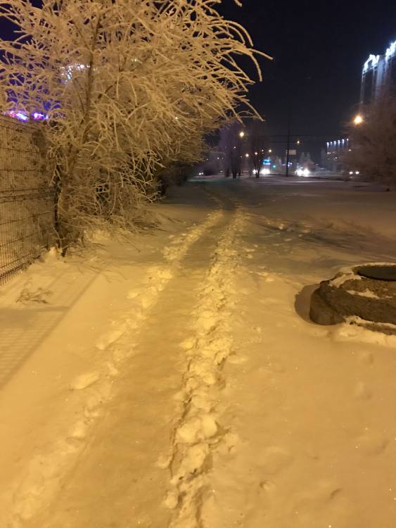 Проспект Кошкарбаева , возле Магнума. Никогда не убирают снег на этом месте , тяжело ходить с детьми и пожилым людям .