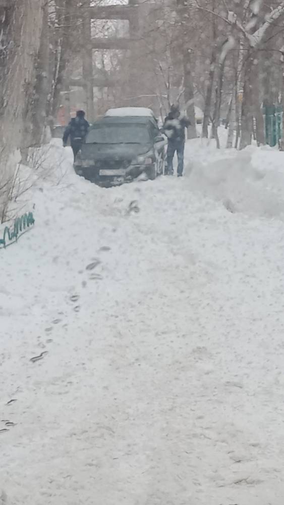 Опять машины застряли

Двор: снег и гололед во дворе