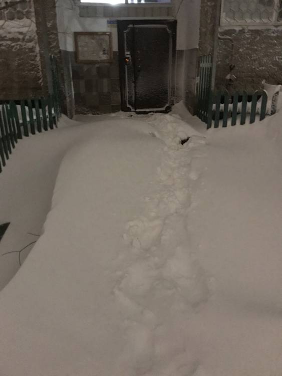 Сугробы во дворе дома по улице Жубанова 31/1, ходить невозможно. Снег лежит неделями

Двор: Снег и гололед во дворе